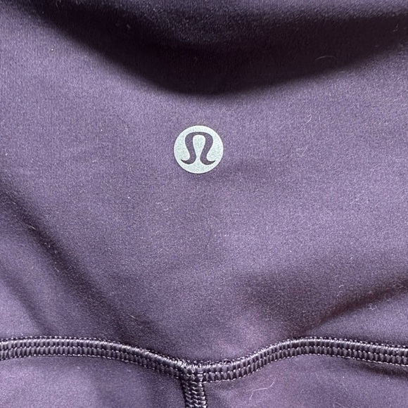 NWOT LULULEMON PURPLE LEGGINGS WITH LACE STRIPED DETAIL SIZE 6 - Picture 3 of 5